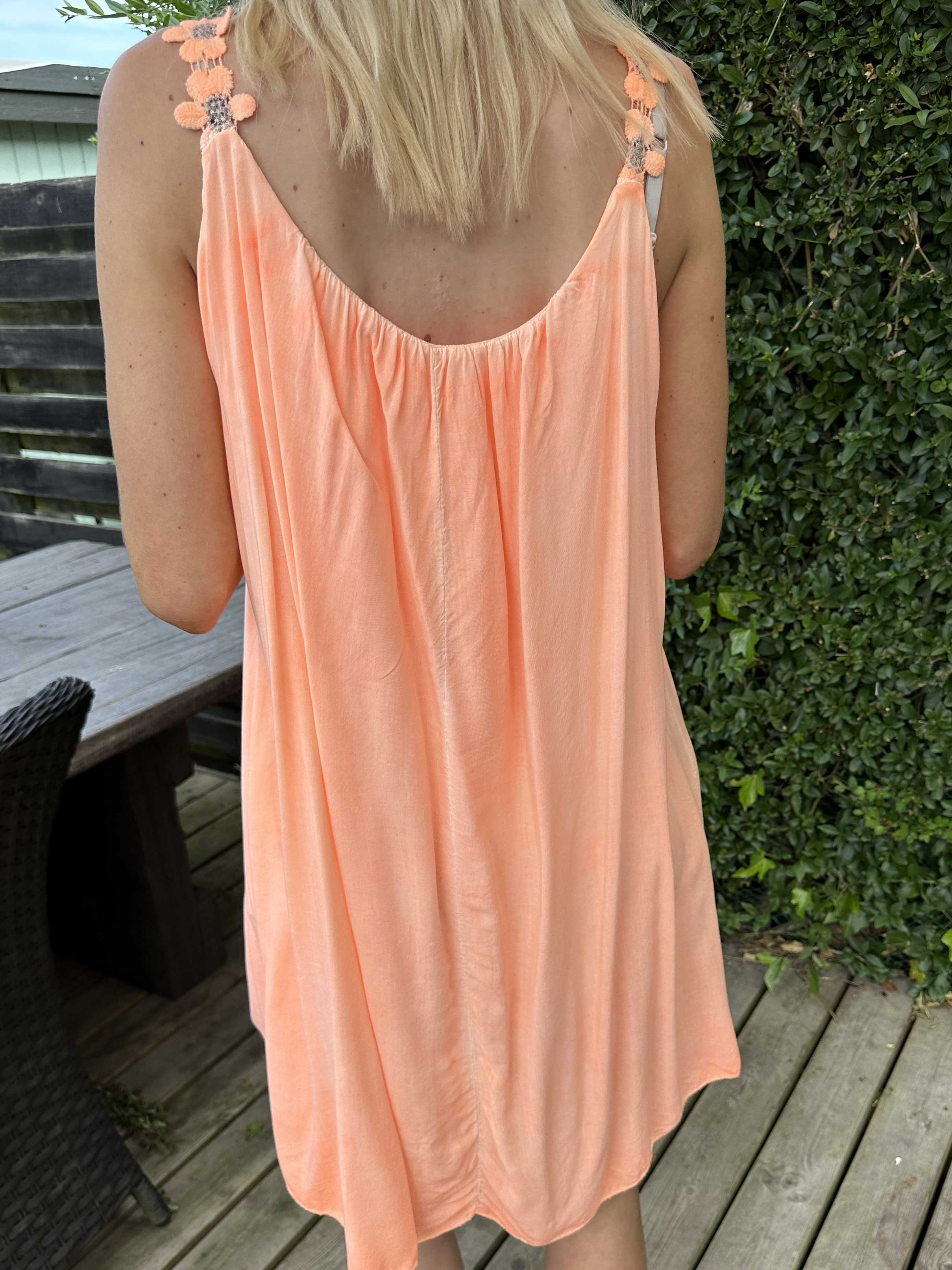 Ane - Sød sommerkjole med broderet stroppe